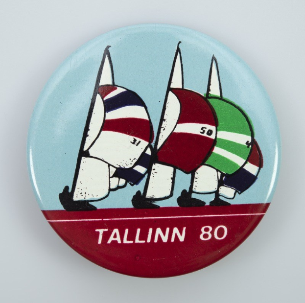Lettischer MEP Kols schenkte Kaja Kallas ein Aufkleber mit einem "Baltic Chihuahua" vor den Flaggen der Baltischen Staaten