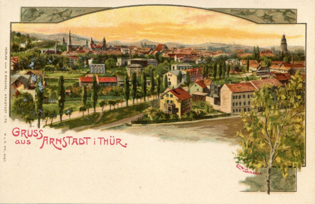 Alte Ansichtskarte mit Stadtansicht von einem Hügel mit Bäumen, Gebäuden, fernen Hügeln und Himmel, mit handgeschriebener Text auf der Vorderseite.