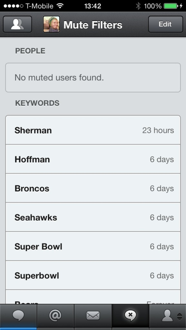 Ein Mobilbildschirm mit einem WiFi-Symbol und einem Akku von 100% oben, mit Logos unten.