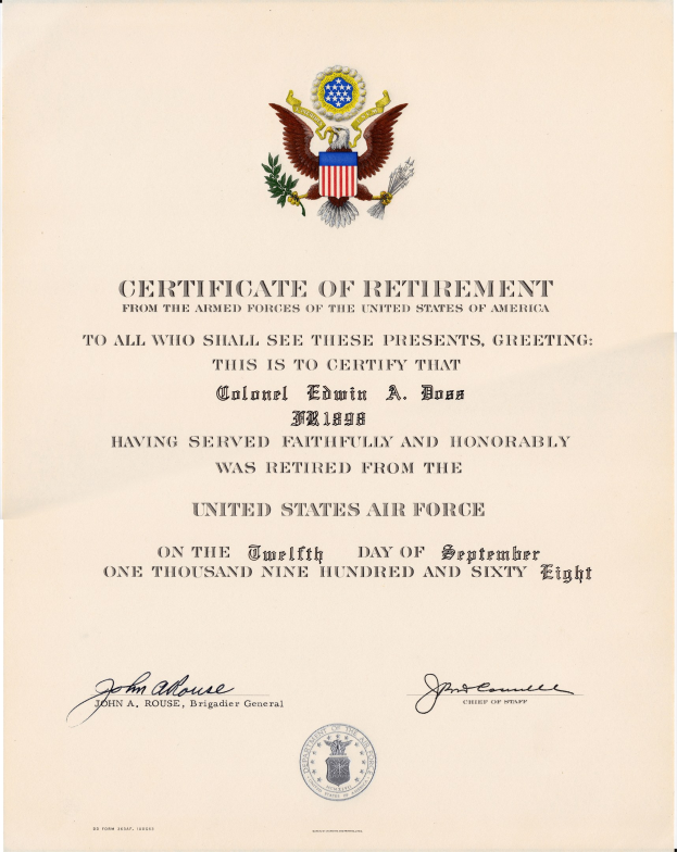 Formaler United States Air Force-Rentenbescheid mit blauem Hintergrund, goldenem Siegel mit einem Adler und einem Stern sowie schwarzer, fetter Schrift, die 'Certificate of Retirement' lautet.