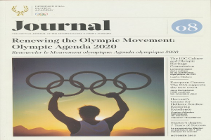 Eine Person in einem weißen Hemd und blauen Shorts hält die Olympischen Ringe in den Händen, mit "Renewing the Olympic Movement" und "Olympic Agenda 2020" auf dem Papier vor ihnen, vor einem hellblauen Himmel mit weißen Wolken und Sonnenlicht.