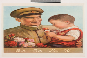 Ein Plakat eines Mannes, der ein Kind hält, mit einem Blumenstrauß im Hintergrund, Text lautet 'Happy Father's Day'.