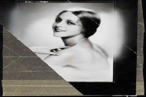 Schwarz-weiß-Porträt einer Frau in einem Kleid im Stil der 1920er Jahre mit einem ordentlichen Dutt, die warm in die Kamera lächelt.