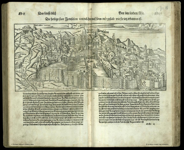 Offenes Buch aus der jüdischen Nationalbibliothek mit einer Stadtillustration, Text und Bildern auf schwarzem Hintergrund.