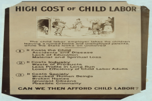 Plakat mit der Überschrift "Hohe Kosten der Kinderarbeit" auf blauem Hintergrund, weißer Schrift und weißem Rand, mit kreisförmigen Anordnungen von Gesichtern verschiedener Personen um die Überschrift.