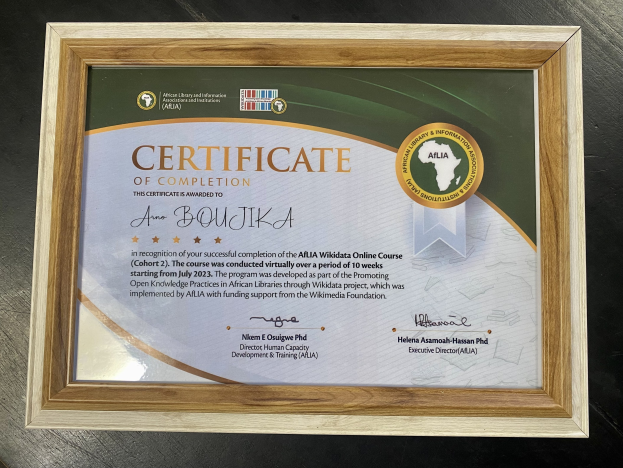 Rahmenschein auf einem Tisch mit Text, der den Abschluss anzeigt.