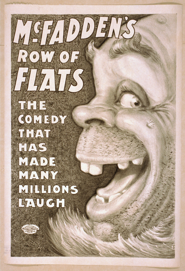 Plakat einer lachenden Person mit wilden Haaren, weit aufgerissenen Augen und einem strahlenden Grinsen, vor einem hellgelben Hintergrund, mit der Aufschrift "McFadden's Row of Flats: The Comedy That Has Made Many Millions Laugh."