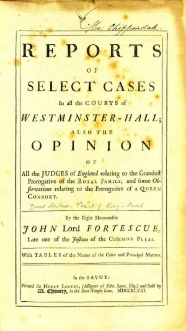 Altes Buch mit dem Titel 'Berichte über ausgewählte Fälle in den Gerichten von Westminster-Hall sowie die Meinung von John Lord Fortescue' geöffnet auf einer Seite mit schwarzer Tintenschrift.
