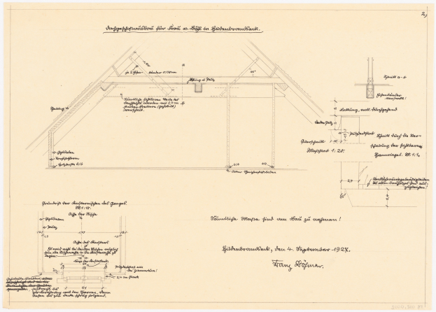 Schwarz-weißes architektonisches Zeichnung eines Hauses mit einem geneigten Dach, beschriftet als erster Grundriss, begleitet von detaillierten Texten und strukturellen Anmerkungen auf altem Papier.
