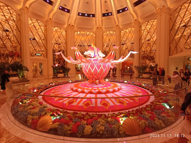 Das Bellagio Hotel und Casino in Las Vegas, Nevada, mit Menschen und dekorativen Blumenarrangements auf dem Boden, Säulen und Lichtern im Hintergrund.