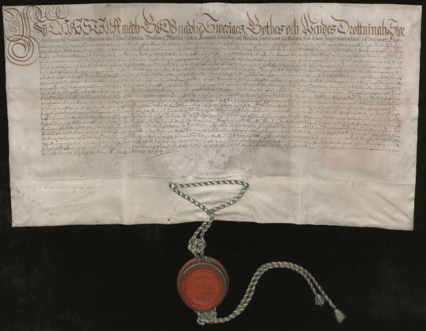 Altes Dokument mit rotem Wachssiegel an einer Kette befestigt, das wie ein Vertrag mit sichtbarem Text aussieht.