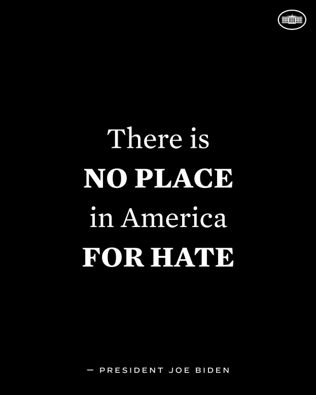 Ein schwarzer Hintergrund mit fetter weißer Schrift, die folgendes Zitat von Präsident Joe Biden wiedergibt: "Es gibt keinen Platz in Amerika für Hass."