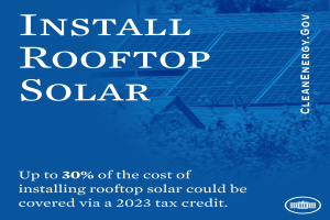 Plakat mit Text über einen 2023-Steuerkredit, der bis zu 30% der Kosten für die Installation von Dachsolaranlagen übernimmt, mit B├Ąumen und einem Geb├Ąude mit Solarpanelen im Hintergrund.