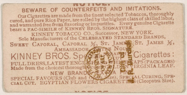 Papier mit schwarzem Text auf weißem Hintergrund und einem runden Stempel mit der Aufschrift "Vorsicht vor Fälschungen und Imitationen - Kinney Bros. Zigaretten" mit schwarzem Rand und weißem Zentrum.