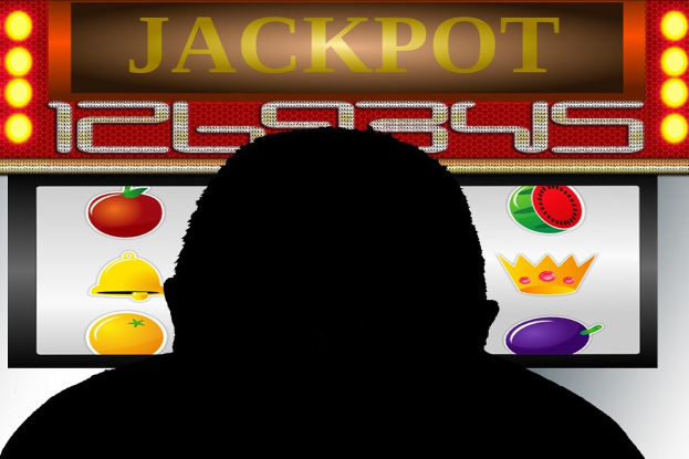 Ein Mann spielt ein Online-Slot-Spiel mit "Jackpot" auf dem Bildschirm, umgeben von fruchtmotivierten Symbolen und Text.