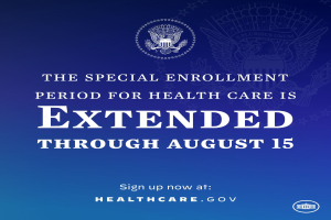 Ein Plakat mit Text und Logo, auf dem steht: "Die Sonderanmeldefrist für die Gesundheitsversorgung ist bis zum 15. August verlängert."