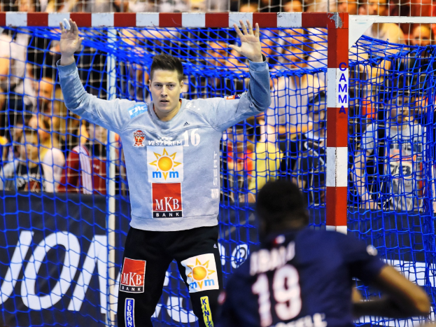 Eine Gruppe von Männern spielt Handball auf einem Court während des Futsal-Weltmeisterschafts-Spiels 2019 zwischen Bayern München und Paris Saint-Germain, mit Zuschauern im Hintergrund.