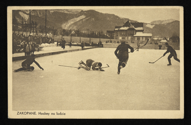 Schwarzes und weißes Foto von Menschen, die Hockey auf einem Eisstadion spielen, mit Gebäuden, Bäumen, Pfählen und Bergen im Hintergrund; Text ist unten sichtbar.