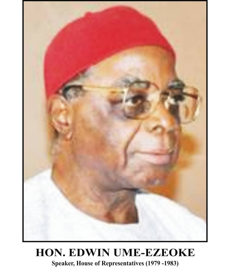 Ehrenwerter Edwin Ume-Ezeoke, ehemaliger Sprecher des Repräsentantenhauses (1979–1983), trägt eine rote Kappe und eine Brille.