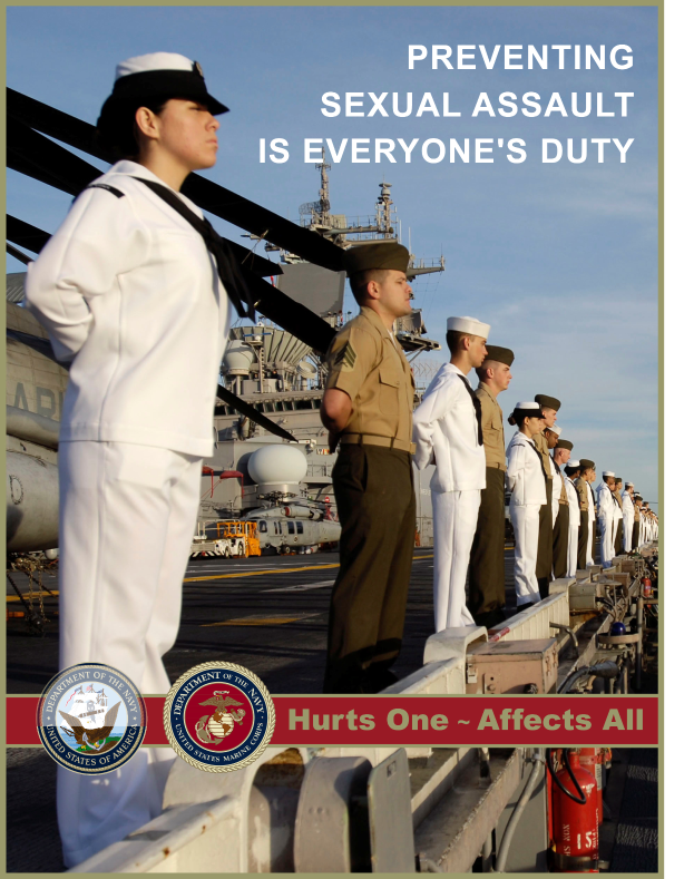Ein Plakat mit einer Gruppe in weißen Uniformen auf dem Deck eines Schiffs mit einem Feuerlöscher im Vordergrund und dem Text "Verhindern von sexueller Belästigung ist die Pflicht von allen - Schadet einer, betrifft es alle".
