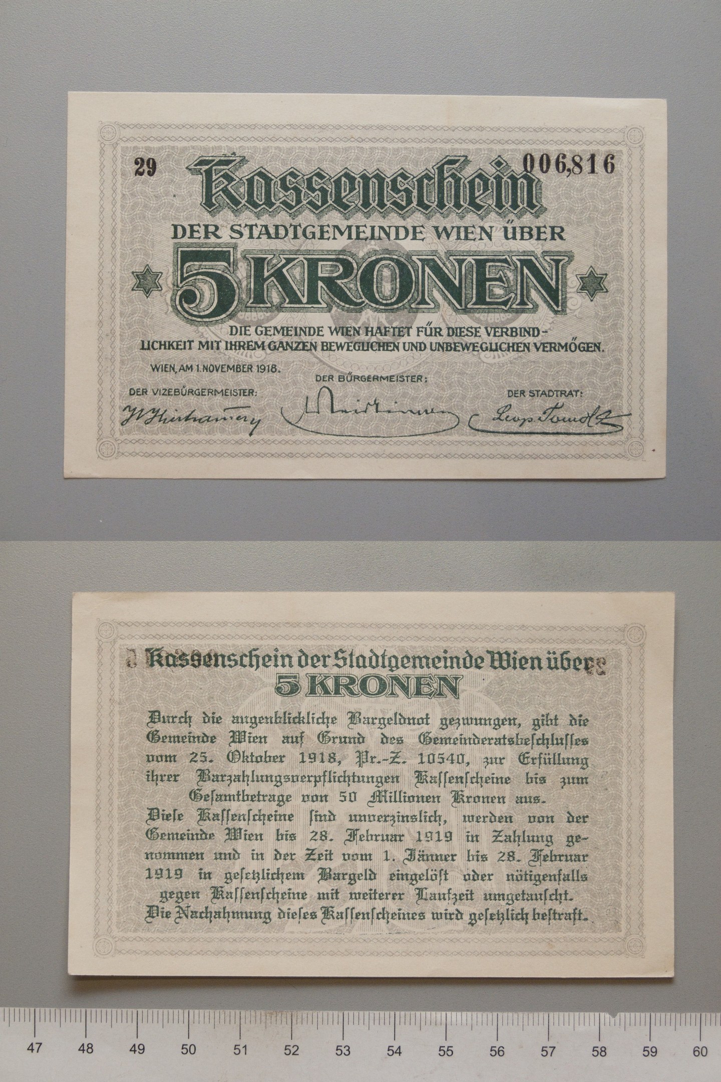 Alte deutsche 5 Kronen-Banknote mit einem Lineal daneben.