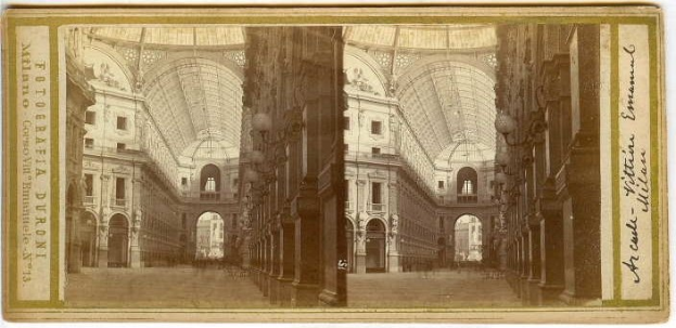 Innenraum eines alten Gebäudes mit Bögen, Säulen, Fenstern und Dach, als Bibliothek identifiziert durch Text auf dem Foto.