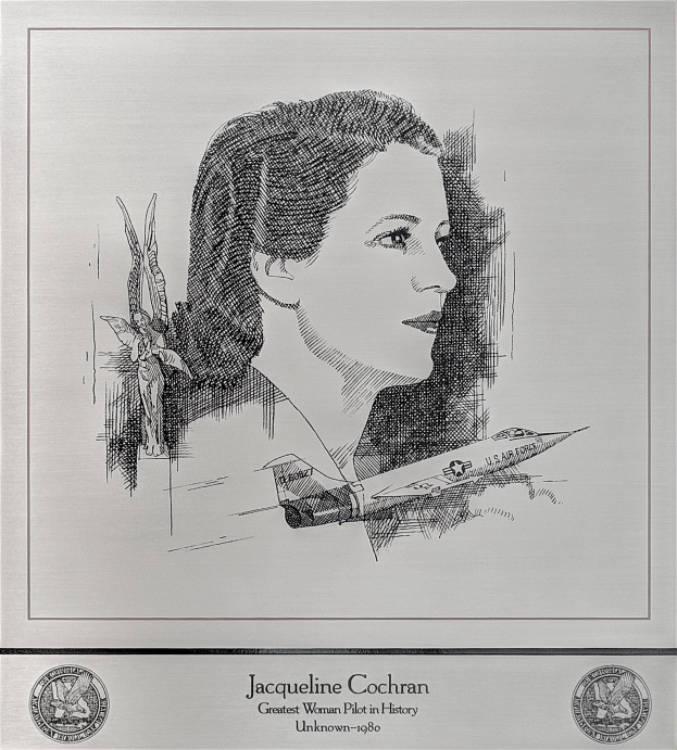 Schwarzes und weißes Porträt von Jacqueline Cochran, der größten Frauengeschwaderführerin der Geschichte, mit Text und zwei Logos unten.