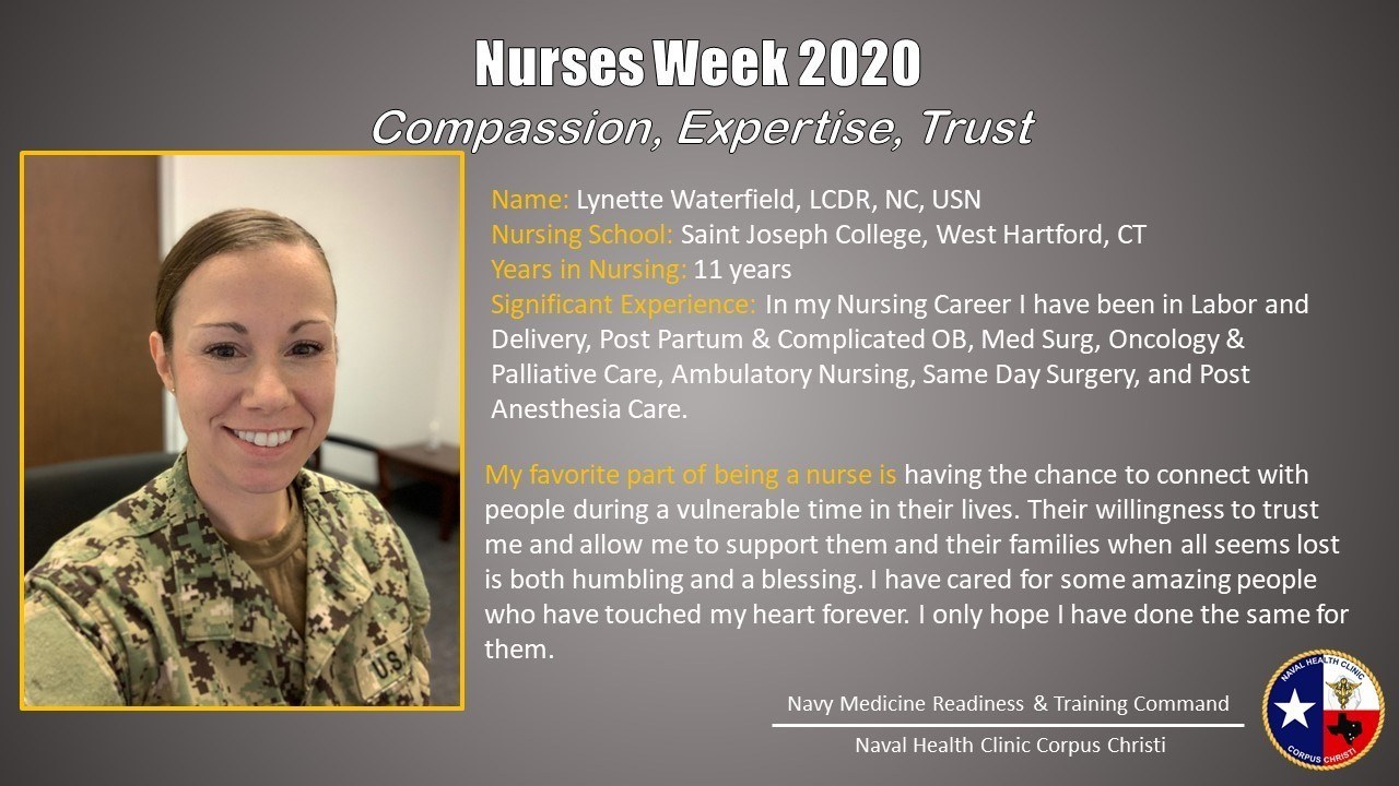 Eine lachende Frau in einer Militärschwesternuniform steht mit dem Text "Nurses Week 2020 Mitgefühl, Expertise, Vertrauen" neben sich.