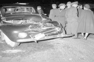 FW-E: Schwerer Verkehrsunfall mit mehreren Verletzten - Auto prallt gegen Gebäude фасад