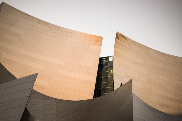 Moderner Konzerthalle mit Glasfenstern in Los Angeles, vor einem klaren blauen Himmel.