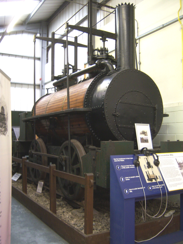 Alte Dampflokomotive in einem Museum ausgestellt