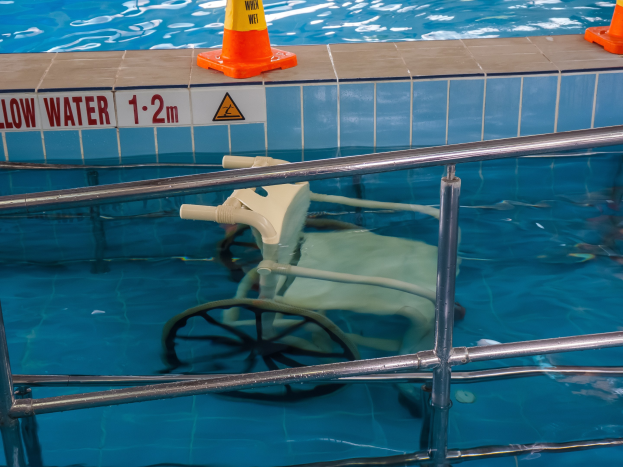 Schwimm-Meister fordern Bronze-Vorschrift f"ur unter 16-J"ahrige in ßtentlichen Schwimmb"adern