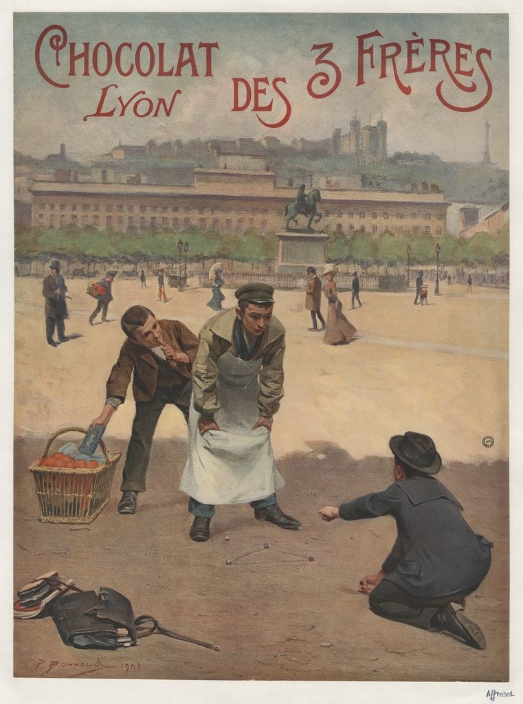 Plakat für "Chocolat des 3 Freres Lyon" mit Menschen, einem Obstkorb, Gebäuden, Bäumen, einer Statue und einem klaren blauen Himmel.