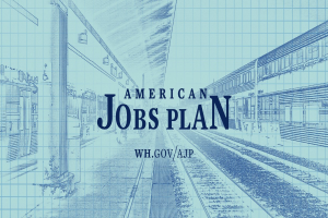 Entwurf einer Bahnhofstation mit der Aufschrift "American Jobs Plan" und einem Zug auf der rechten Seite und Eisenbahnschienen daneben.