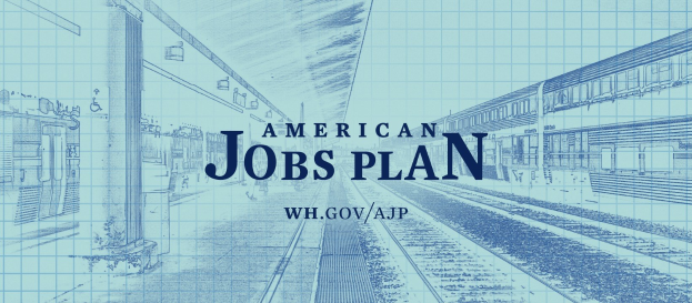 Entwurf einer Bahnhofstation mit der Aufschrift "American Jobs Plan" und einem Zug auf der rechten Seite und Eisenbahnschienen daneben.