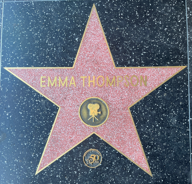 Fünfzackiger Stern mit "Emma Thompson" in weißer Schrift auf einem schwarzen Hintergrund, Teil des Hollywood Walk of Fame.