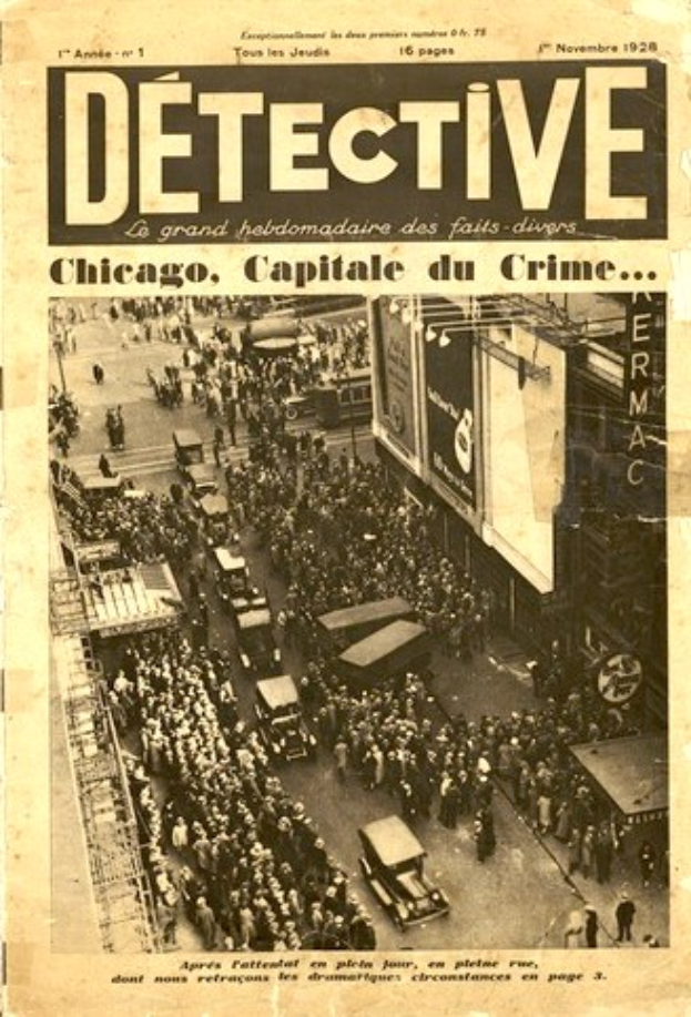 Alte Zeitung mit der Schlagzeile "Detective, Chicago, Capital du Crime", die ein Schwarz-Weiß-Foto einer belebten Straße mit Menschen und Fahrzeugen sowie im Hintergrund Gebäude zeigt.