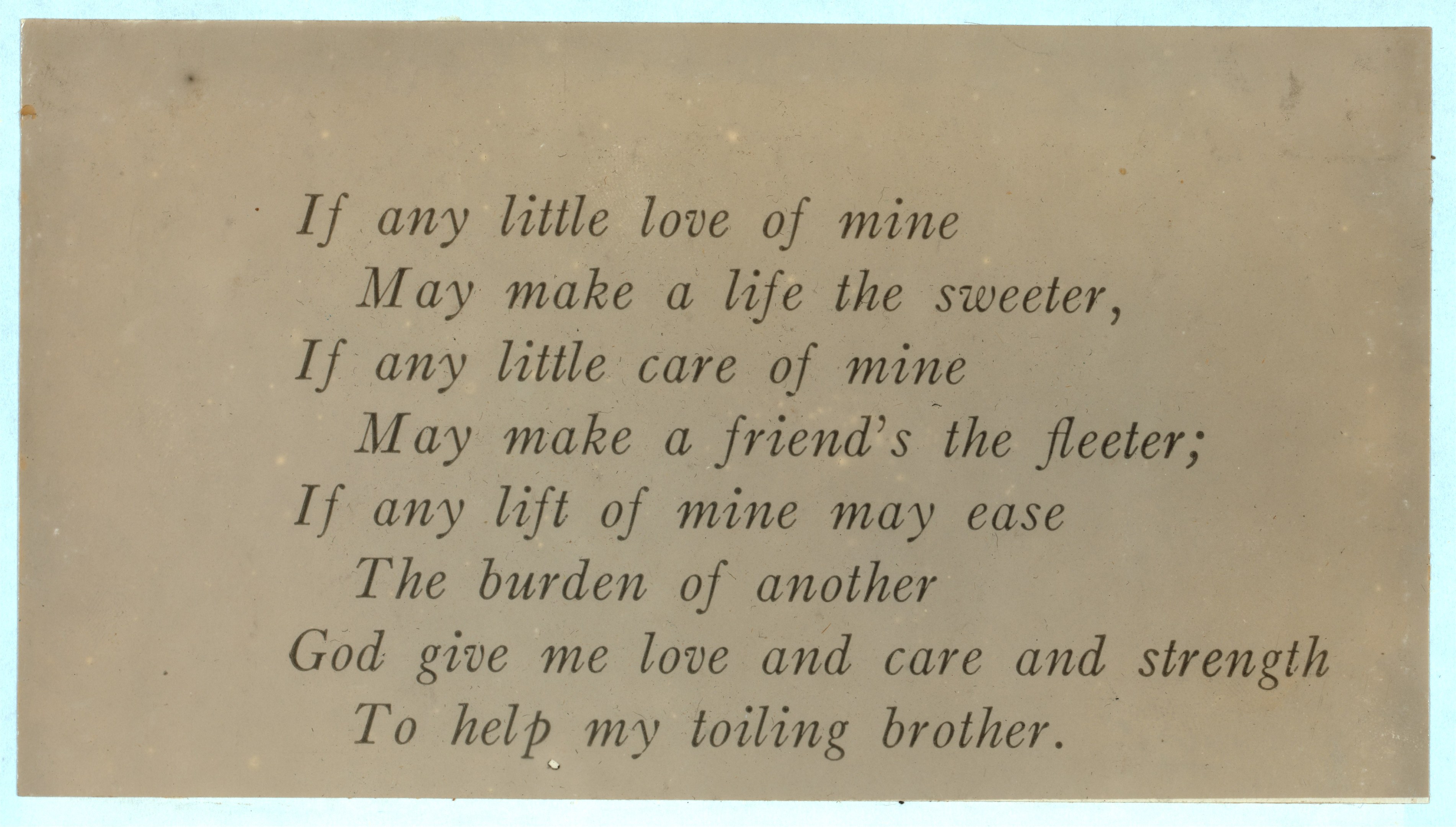 Handgeschriebener Text auf Papier, der 'Wenn auch nur eine kleine Liebe von mir ein Leben süßer machen kann' liest, symbolisiert Hoffnung und Widerstandskraft.
