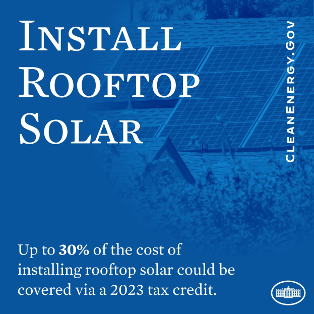 Plakat mit Text über einen 2023er Steuerabzug, der bis zu 30% der Kosten für die Dachsolaranlage deckt, mit Bäumen und einem Gebäude mit Solarpanelen im Hintergrund.