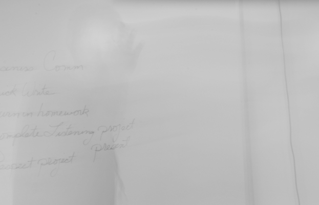 Ein Blatt Papier mit Schrift darauf.