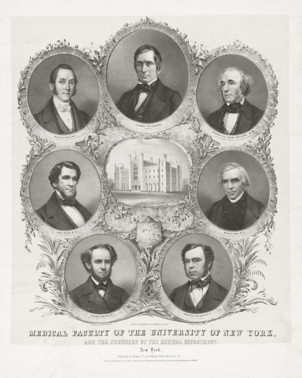 Schwarzes und weißes Foto einer Gruppe von formell gekleideten Männern, die vor einem Gebäude posieren, mit Text unten, der "Medizinische Fakultät der Universität New York und die Gründer des Medizinischen Departments" lautet.