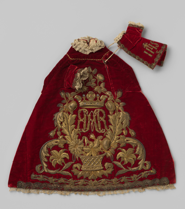 Ein roter Samtmantel mit goldener Stickerei und einer Krone auf einem weißen Hintergrund, mit detaillierten königlichen Designs.