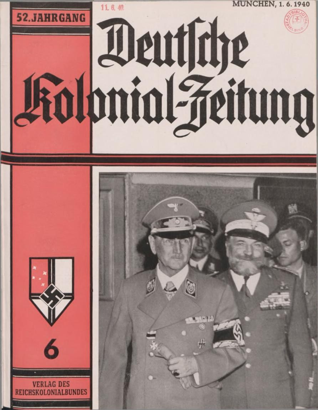 Buch "Deutsches Kolonial-Feitung" vom 11/1940 mit Adolf Hitlers Bild auf dem Cover, gehalten von einer Person umgeben von anderen mit Mützen.