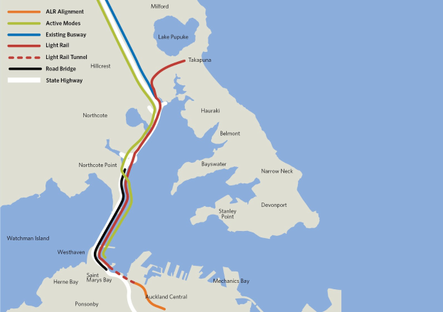 Detailierte Stadtkarte mit roter Linie, die eine vorgeschlagene Bahnroute markiert, einschließlich Haltestellen und Umgebung mit Textbeschriftungen für Städte und Entfernungen.