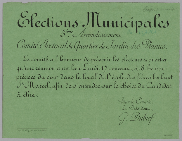 Grüne Broschüre mit der Aufschrift "Elections municipales" auf weißem Hintergrund.