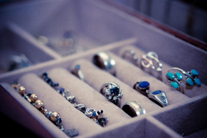 Eine Schmuckauslage mit Ringen.