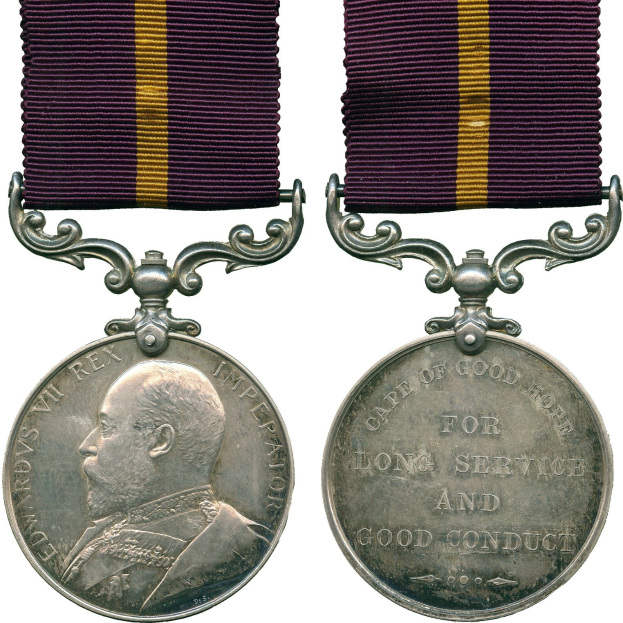 Silberne Medaille mit lila und gelben Band, mit einem Profilbild auf der linken Seite und dem Text "Langjähriger treuer Dienst" auf der rechten Seite.