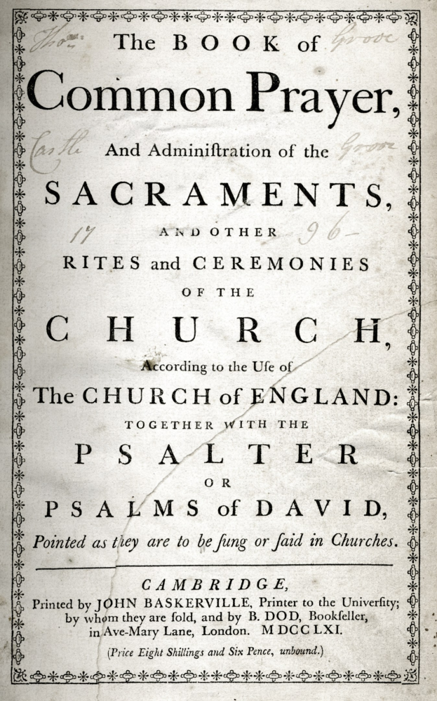 Ein abgenutztes ledergebundenes Buch mit dem Titel "The Book of Common Prayer and Administration of the Sacraments, Rites and Ceremonies of the Church of England" liegt aufgeschlagen vor einer Seite mit schwarzer Tinte.
