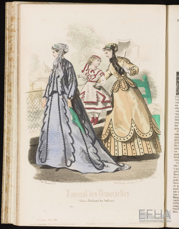 Offenes Buch mit dem Titel 'Journal des Demoiselles' (1869) mit einer Illustration von drei Frauen in Kleidern und einem Kind unter Bäumen, einem Zaun und anderen Gegenständen.