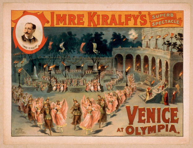 Plakat für Imre Kiralfys Super-Spektakel in Venedig bei Olympia, das kostümierte Künstler vor einem gebogenen und säulenreichen Gebäude mit Laternen und Bäumen im Hintergrund zeigt.